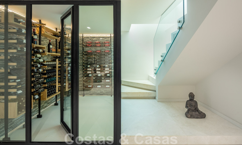 Villa andalouse contemporaine de luxe à vendre avec de nombreuses commodités de luxe, entourée de terrains de golf à Nueva Andalucia, Marbella 44371