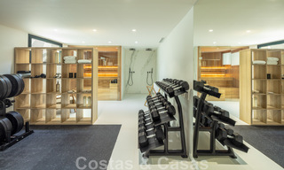 Villa andalouse contemporaine de luxe à vendre avec de nombreuses commodités de luxe, entourée de terrains de golf à Nueva Andalucia, Marbella 44376 