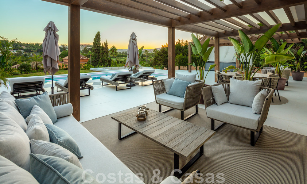 Villa andalouse contemporaine de luxe à vendre avec de nombreuses commodités de luxe, entourée de terrains de golf à Nueva Andalucia, Marbella 44380