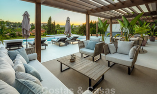 Villa andalouse contemporaine de luxe à vendre avec de nombreuses commodités de luxe, entourée de terrains de golf à Nueva Andalucia, Marbella 44380 