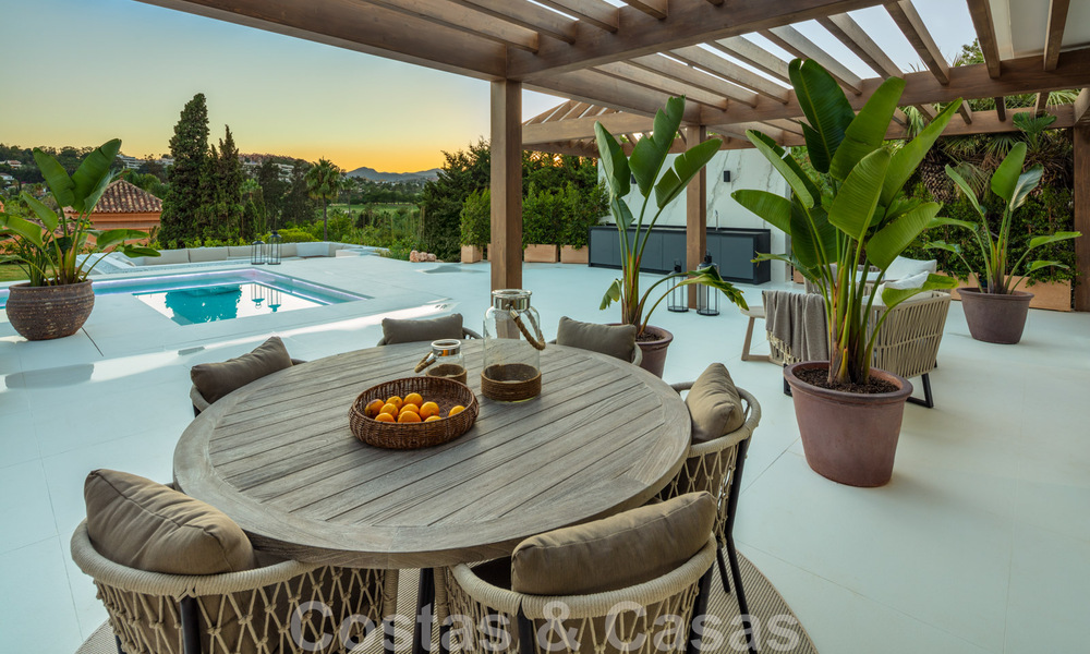 Villa andalouse contemporaine de luxe à vendre avec de nombreuses commodités de luxe, entourée de terrains de golf à Nueva Andalucia, Marbella 44381