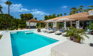 Villa andalouse contemporaine de luxe à vendre avec de nombreuses commodités de luxe, entourée de terrains de golf à Nueva Andalucia, Marbella 44385 