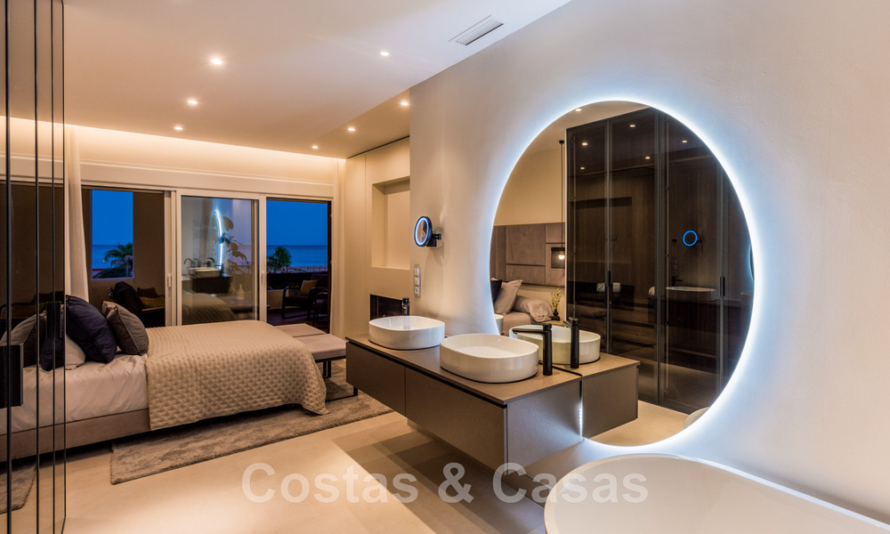 Spacieux et luxueux appartement à vendre dans un complexe sécurisé, en première ligne de plage, avec de belles vues sur la mer, sur le Golden Mile entre Marbella et Estepona 44040