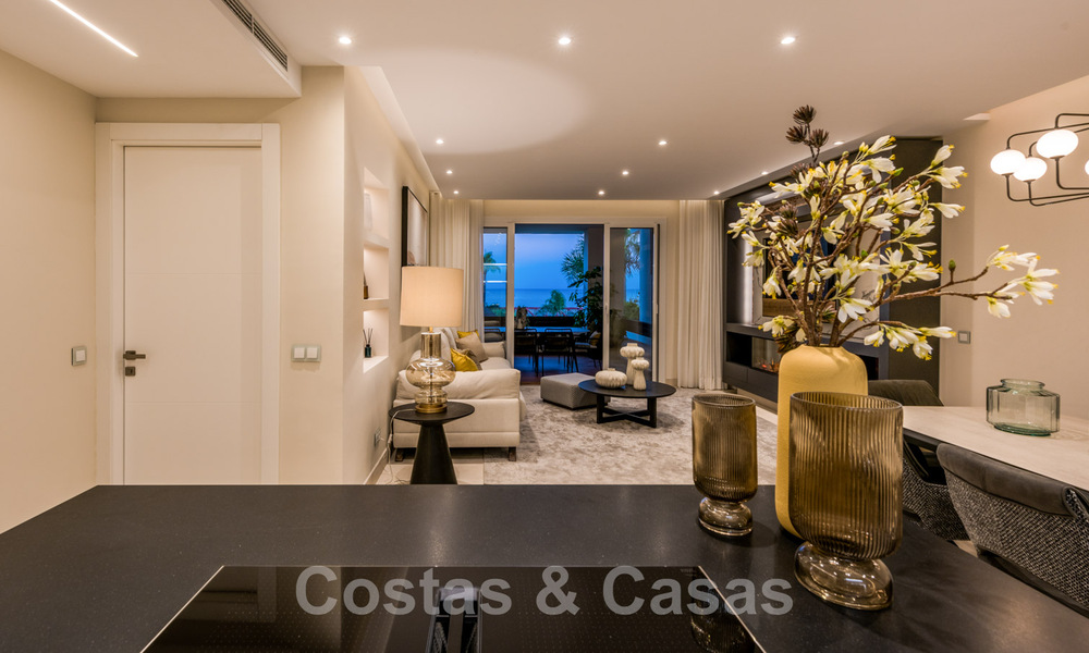Spacieux et luxueux appartement à vendre dans un complexe sécurisé, en première ligne de plage, avec de belles vues sur la mer, sur le Golden Mile entre Marbella et Estepona 44041