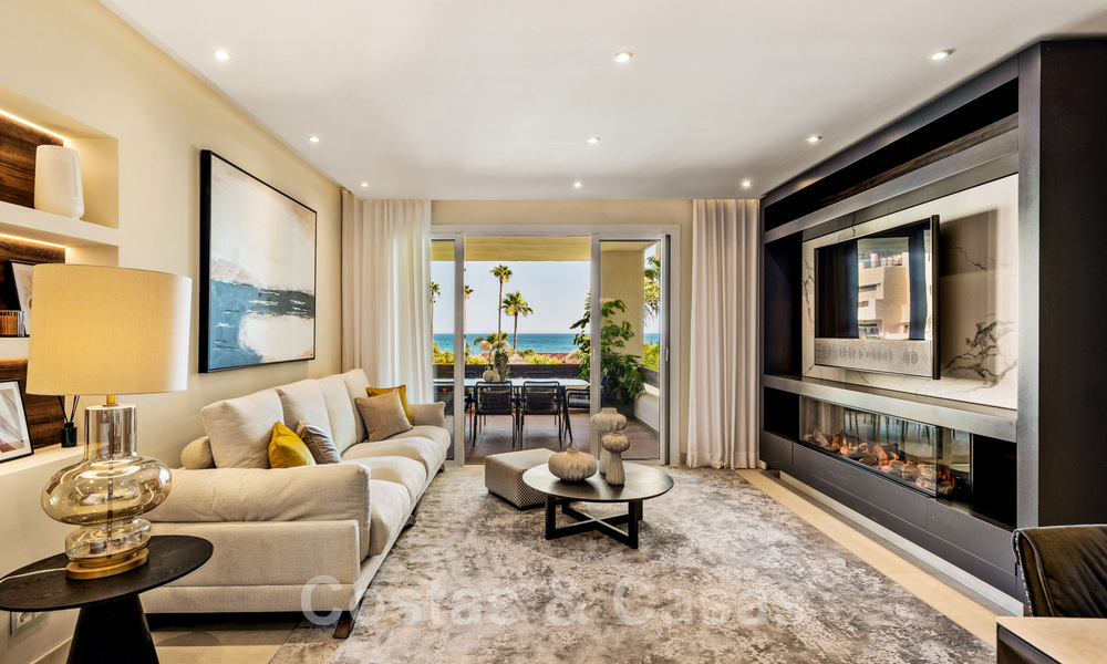 Spacieux et luxueux appartement à vendre dans un complexe sécurisé, en première ligne de plage, avec de belles vues sur la mer, sur le Golden Mile entre Marbella et Estepona 44043