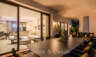 Spacieux et luxueux appartement à vendre dans un complexe sécurisé, en première ligne de plage, avec de belles vues sur la mer, sur le Golden Mile entre Marbella et Estepona 44048 
