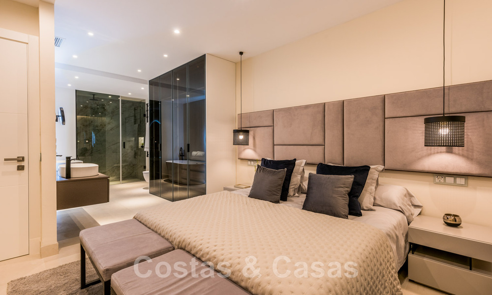 Spacieux et luxueux appartement à vendre dans un complexe sécurisé, en première ligne de plage, avec de belles vues sur la mer, sur le Golden Mile entre Marbella et Estepona 44049
