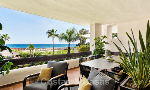 Spacieux et luxueux appartement à vendre dans un complexe sécurisé, en première ligne de plage, avec de belles vues sur la mer, sur le Golden Mile entre Marbella et Estepona 44053