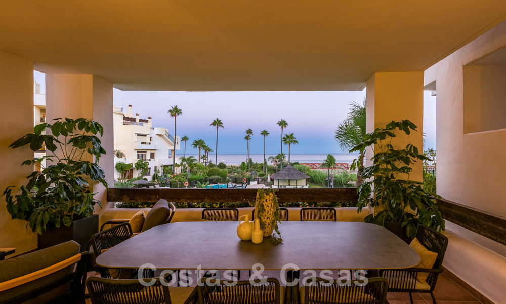 Spacieux et luxueux appartement à vendre dans un complexe sécurisé, en première ligne de plage, avec de belles vues sur la mer, sur le Golden Mile entre Marbella et Estepona 44054