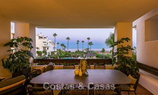 Spacieux et luxueux appartement à vendre dans un complexe sécurisé, en première ligne de plage, avec de belles vues sur la mer, sur le Golden Mile entre Marbella et Estepona 44054 