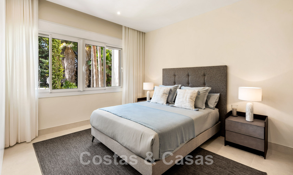 Spacieux et luxueux appartement à vendre dans un complexe sécurisé, en première ligne de plage, avec de belles vues sur la mer, sur le Golden Mile entre Marbella et Estepona 44056