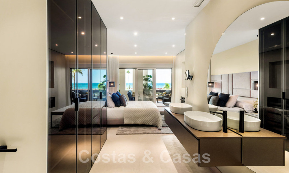 Spacieux et luxueux appartement à vendre dans un complexe sécurisé, en première ligne de plage, avec de belles vues sur la mer, sur le Golden Mile entre Marbella et Estepona 44058