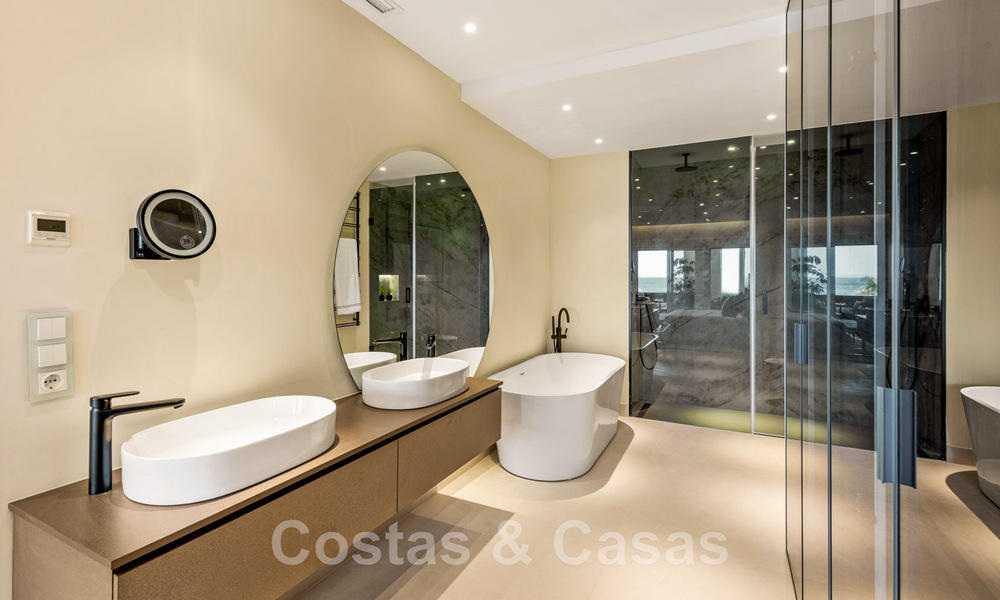 Spacieux et luxueux appartement à vendre dans un complexe sécurisé, en première ligne de plage, avec de belles vues sur la mer, sur le Golden Mile entre Marbella et Estepona 44059