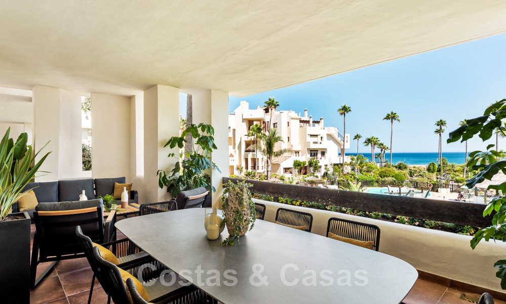 Spacieux et luxueux appartement à vendre dans un complexe sécurisé, en première ligne de plage, avec de belles vues sur la mer, sur le Golden Mile entre Marbella et Estepona 44062