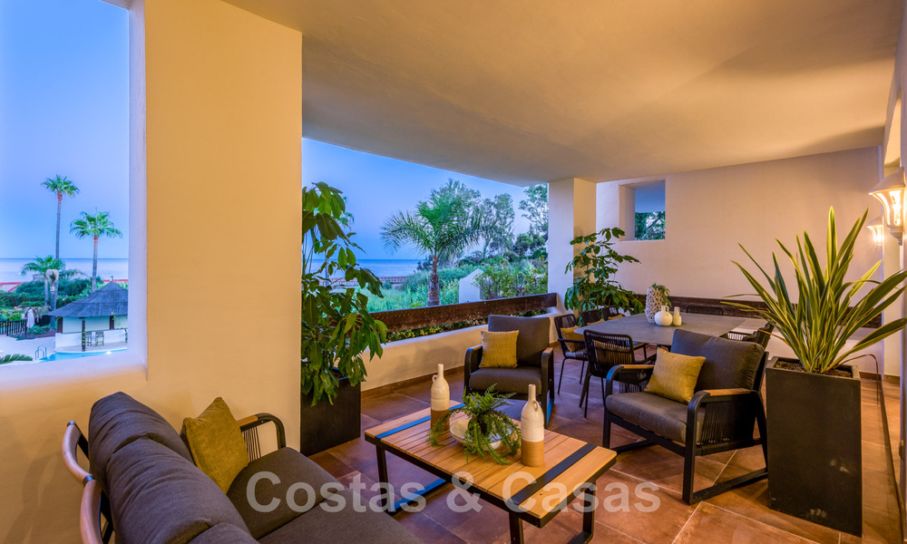 Spacieux et luxueux appartement à vendre dans un complexe sécurisé, en première ligne de plage, avec de belles vues sur la mer, sur le Golden Mile entre Marbella et Estepona 44063
