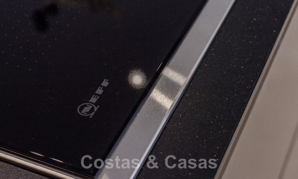 Spacieux et luxueux appartement à vendre dans un complexe sécurisé, en première ligne de plage, avec de belles vues sur la mer, sur le Golden Mile entre Marbella et Estepona 44068