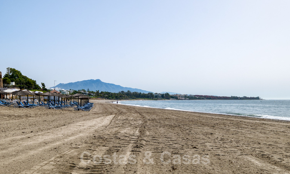 Spacieux et luxueux appartement à vendre dans un complexe sécurisé, en première ligne de plage, avec de belles vues sur la mer, sur le Golden Mile entre Marbella et Estepona 44075