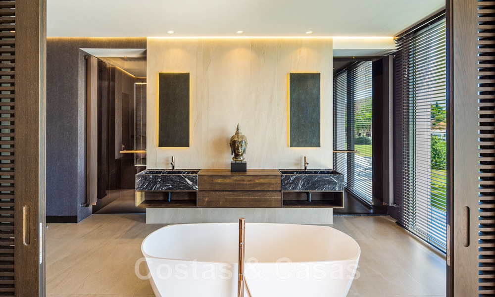 Phénoménale villa contemporaine de luxe à vendre, au bord du terrain de golf avec vue sur la mer dans un complexe de golf à Marbella - Benahavis 43978