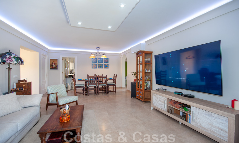 Villa traditionnelle espagnole à vendre avec vue sur la mer dans une urbanisation à l'est du centre de Marbella 44387