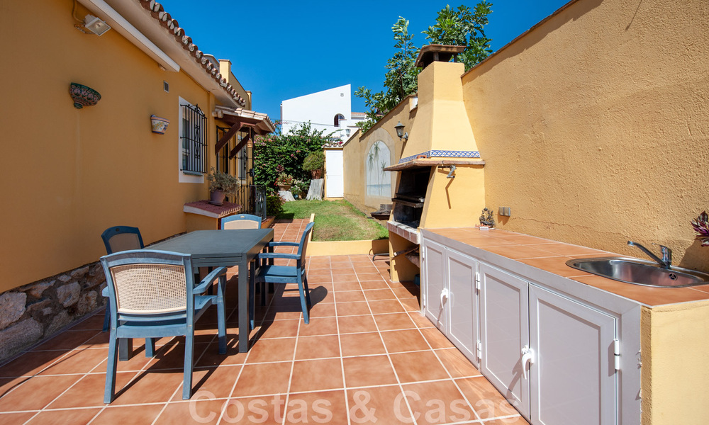 Villa traditionnelle espagnole à vendre avec vue sur la mer dans une urbanisation à l'est du centre de Marbella 44401