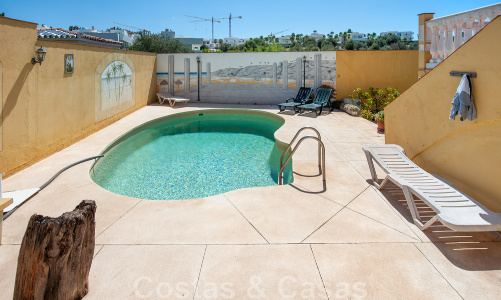 Villa traditionnelle espagnole à vendre avec vue sur la mer dans une urbanisation à l'est du centre de Marbella 44402