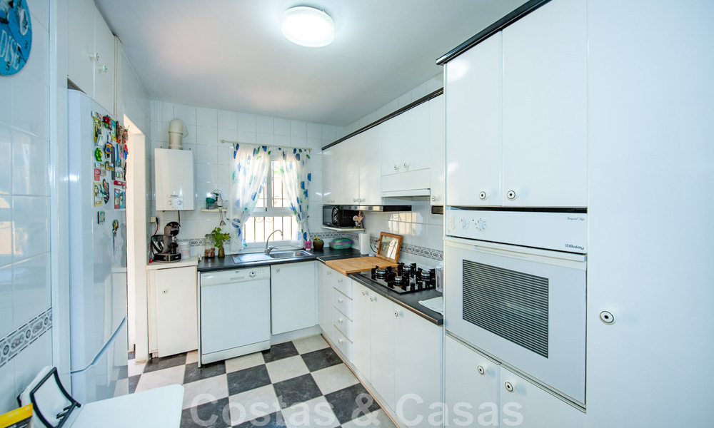 Villa traditionnelle espagnole à vendre avec vue sur la mer dans une urbanisation à l'est du centre de Marbella 44410