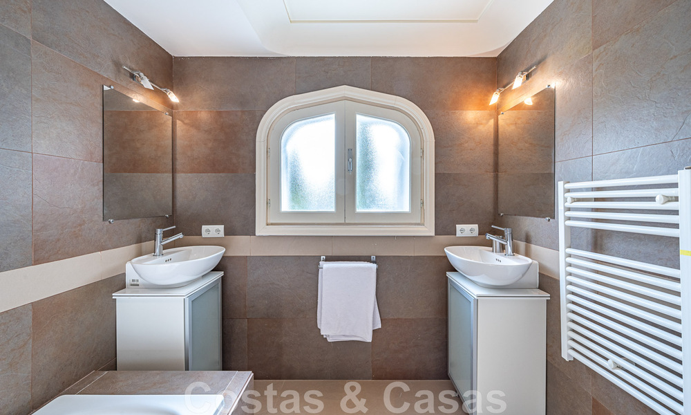 Villa andalouse de luxe unique à vendre dans un quartier très recherché de Nueva Andalucia à Marbella 44496