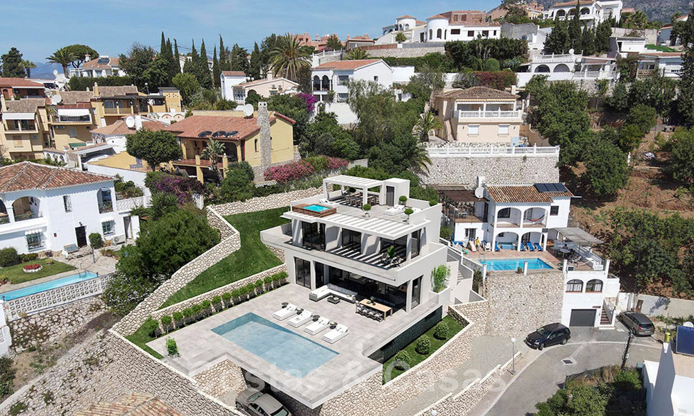 Nouvelle villa de conception moderniste à vendre avec une vue phénoménale sur la mer, à distance de marche de la plage de Benalmadena, Costa del Sol 44595