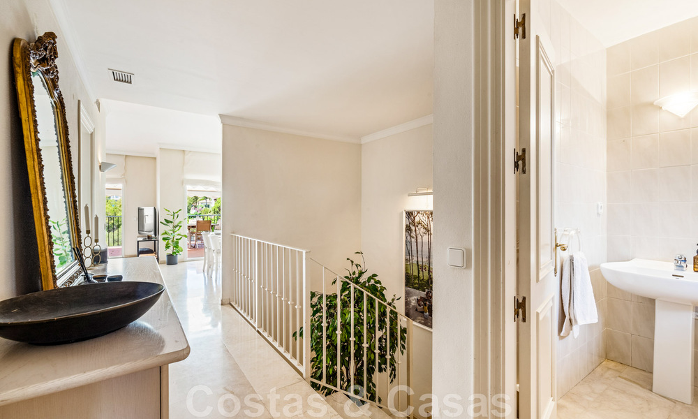 Lumineuse maison méditerranéenne à vendre avec possibilité d'extension, en première ligne du golf de La Quinta à Benahavis - Marbella 44560