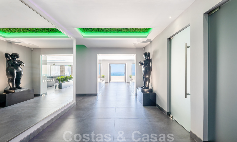 Villa avant-gardiste au style moderne à vendre, en première ligne de la mer à Mijas Costa, Costa del Sol 44413