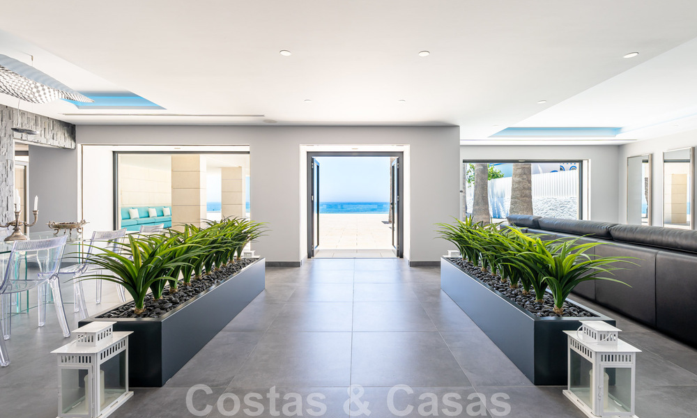 Villa avant-gardiste au style moderne à vendre, en première ligne de la mer à Mijas Costa, Costa del Sol 44414