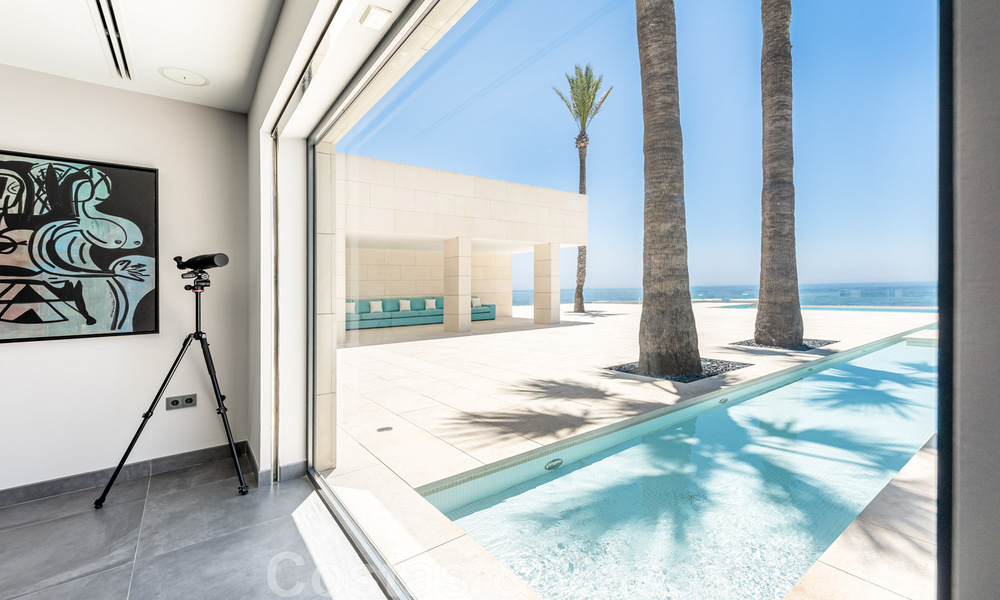 Villa avant-gardiste au style moderne à vendre, en première ligne de la mer à Mijas Costa, Costa del Sol 44417