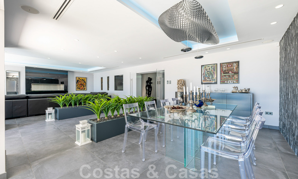 Villa avant-gardiste au style moderne à vendre, en première ligne de la mer à Mijas Costa, Costa del Sol 44419
