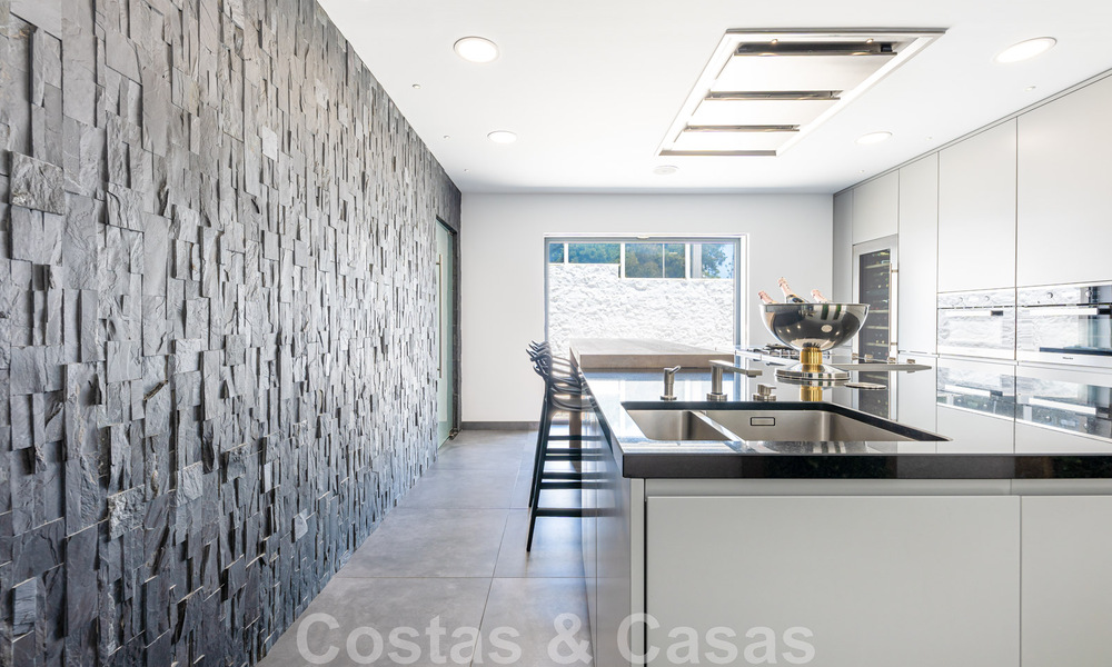 Villa avant-gardiste au style moderne à vendre, en première ligne de la mer à Mijas Costa, Costa del Sol 44422