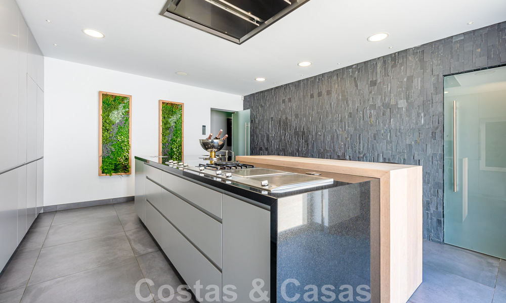 Villa avant-gardiste au style moderne à vendre, en première ligne de la mer à Mijas Costa, Costa del Sol 44423