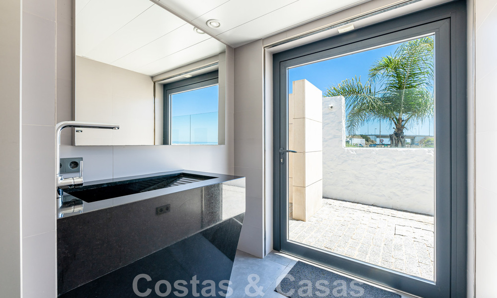 Villa avant-gardiste au style moderne à vendre, en première ligne de la mer à Mijas Costa, Costa del Sol 44425