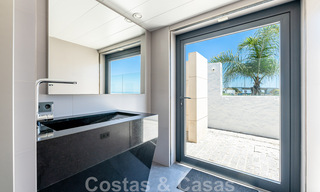 Villa avant-gardiste au style moderne à vendre, en première ligne de la mer à Mijas Costa, Costa del Sol 44425 