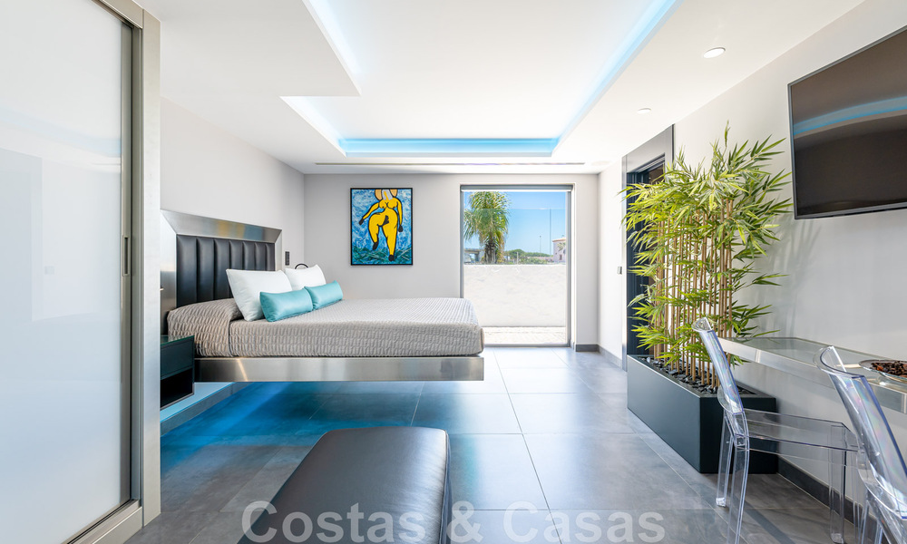 Villa avant-gardiste au style moderne à vendre, en première ligne de la mer à Mijas Costa, Costa del Sol 44426