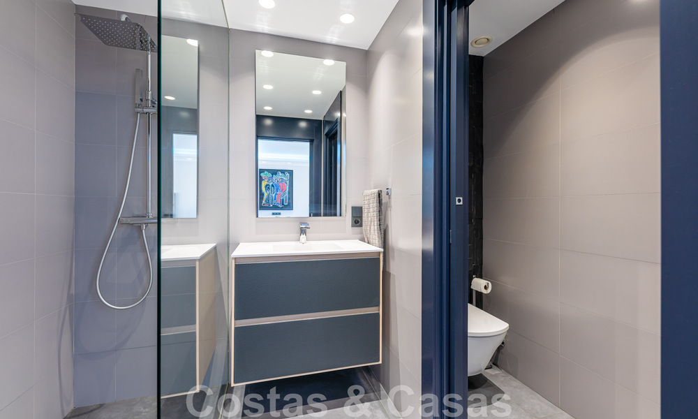 Villa avant-gardiste au style moderne à vendre, en première ligne de la mer à Mijas Costa, Costa del Sol 44430