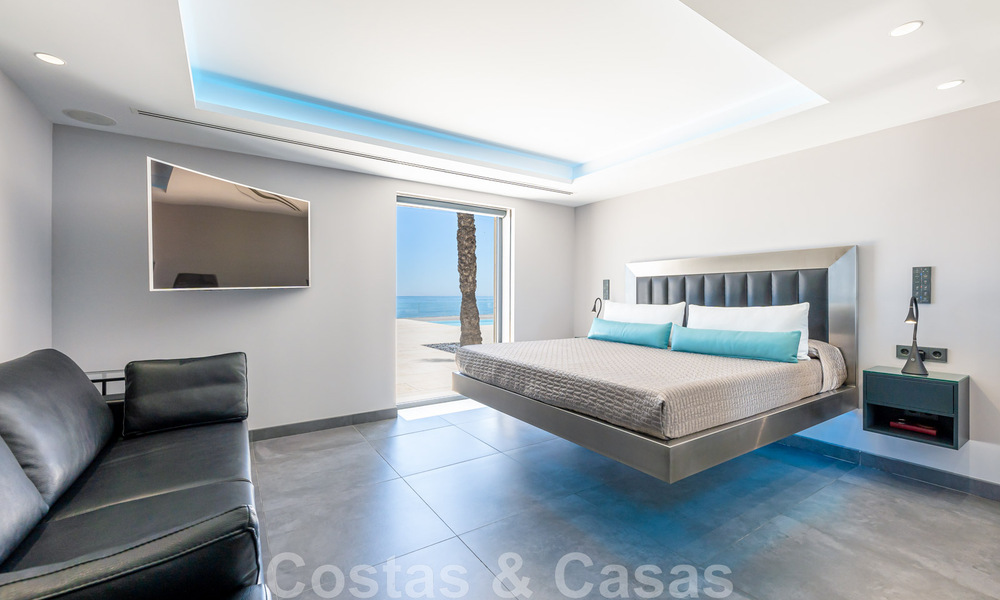 Villa avant-gardiste au style moderne à vendre, en première ligne de la mer à Mijas Costa, Costa del Sol 44431