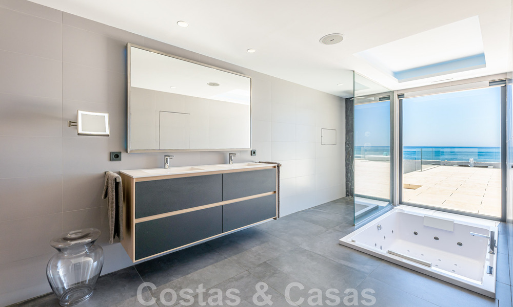 Villa avant-gardiste au style moderne à vendre, en première ligne de la mer à Mijas Costa, Costa del Sol 44434
