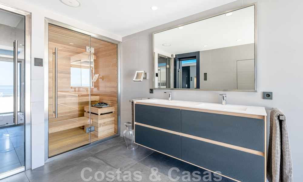 Villa avant-gardiste au style moderne à vendre, en première ligne de la mer à Mijas Costa, Costa del Sol 44435