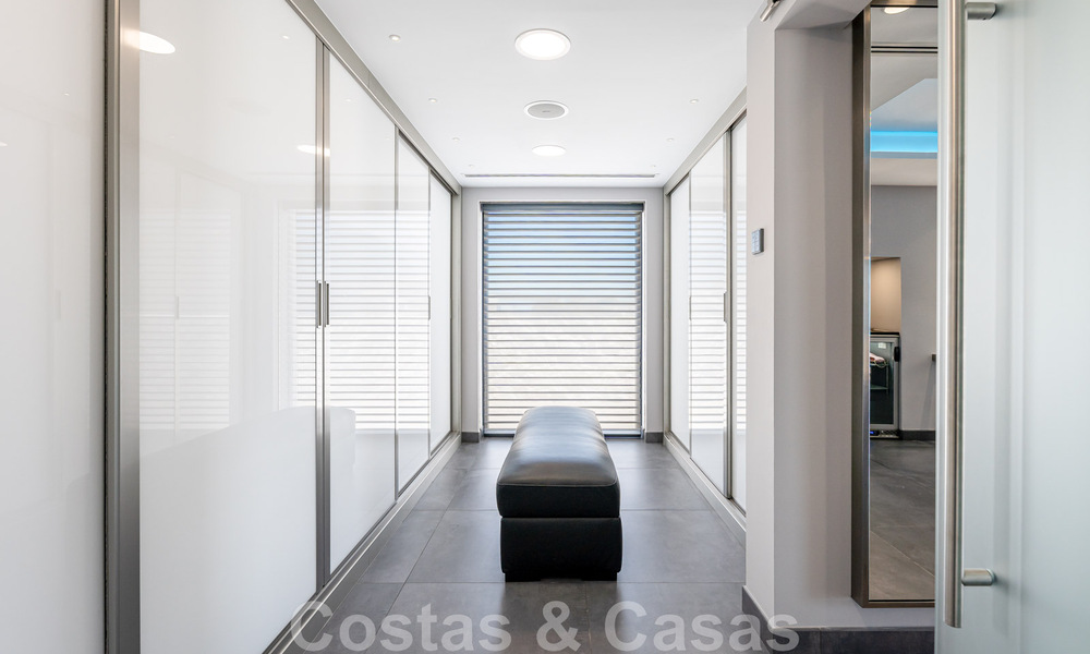 Villa avant-gardiste au style moderne à vendre, en première ligne de la mer à Mijas Costa, Costa del Sol 44437