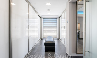 Villa avant-gardiste au style moderne à vendre, en première ligne de la mer à Mijas Costa, Costa del Sol 44437 