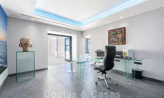 Villa avant-gardiste au style moderne à vendre, en première ligne de la mer à Mijas Costa, Costa del Sol 44439 
