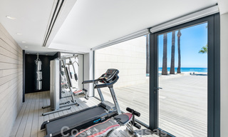 Villa avant-gardiste au style moderne à vendre, en première ligne de la mer à Mijas Costa, Costa del Sol 44442 