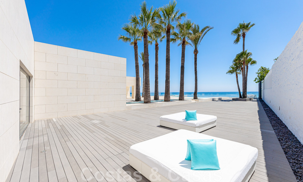 Villa avant-gardiste au style moderne à vendre, en première ligne de la mer à Mijas Costa, Costa del Sol 44443