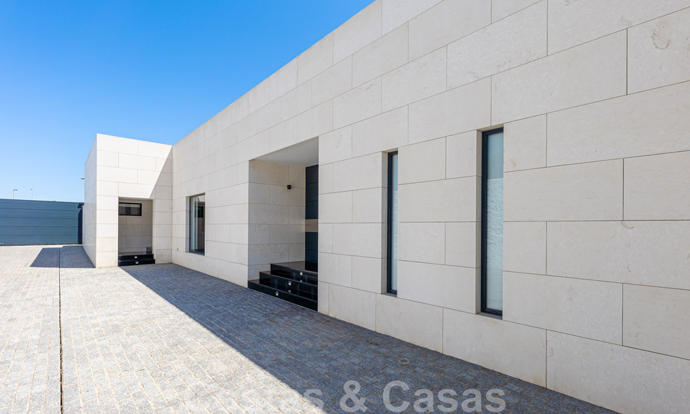 Villa avant-gardiste au style moderne à vendre, en première ligne de la mer à Mijas Costa, Costa del Sol 44451