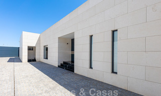 Villa avant-gardiste au style moderne à vendre, en première ligne de la mer à Mijas Costa, Costa del Sol 44451 