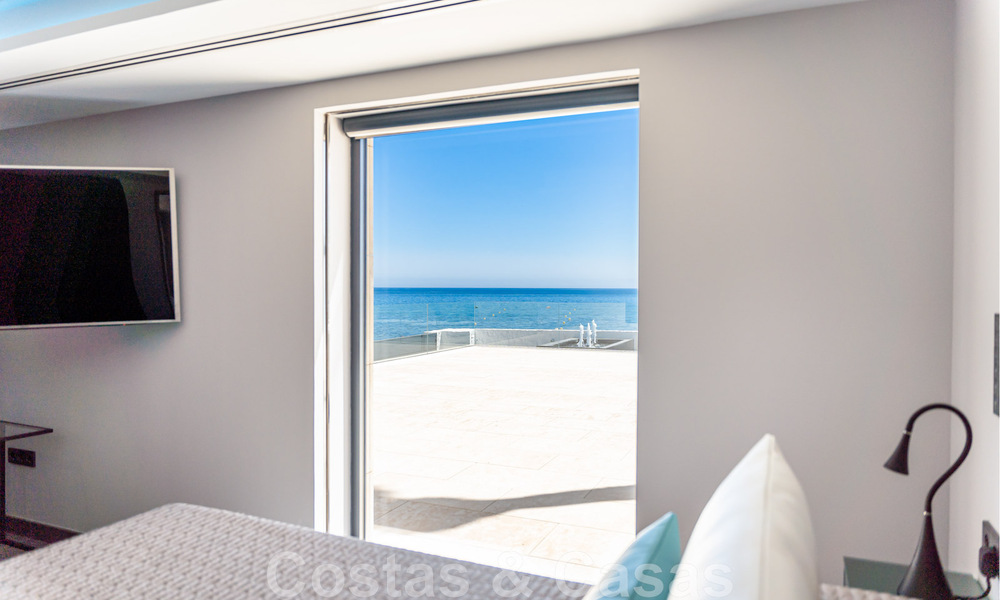 Villa avant-gardiste au style moderne à vendre, en première ligne de la mer à Mijas Costa, Costa del Sol 44454